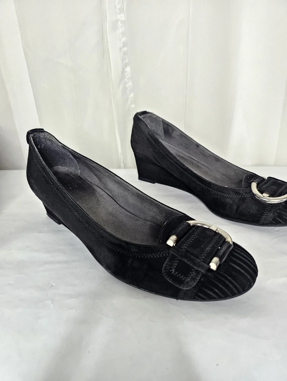 Stuart Weitzman Bucksome Black Suede Wedge Pump Gold Buckle 8.5 - Picture 2 of 9